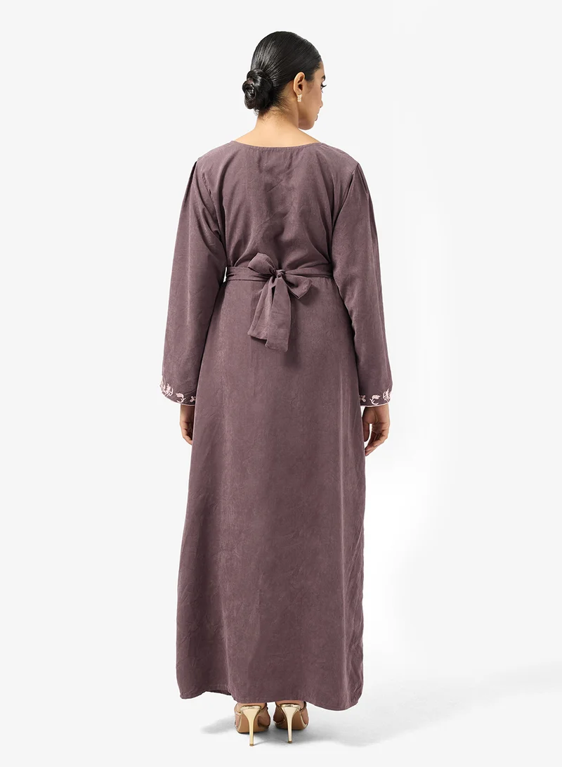 هيا كلوزيت جلابية بتطريز زهري أمامي